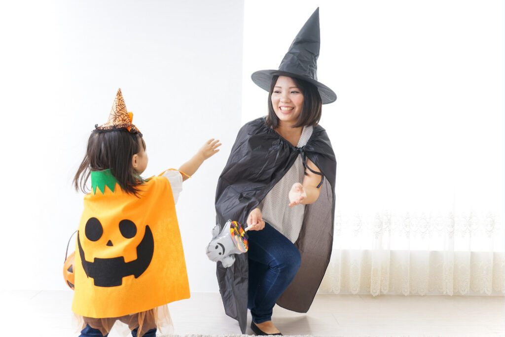 秋の社内イベント_ハロウィンパーティー_仮装_子供