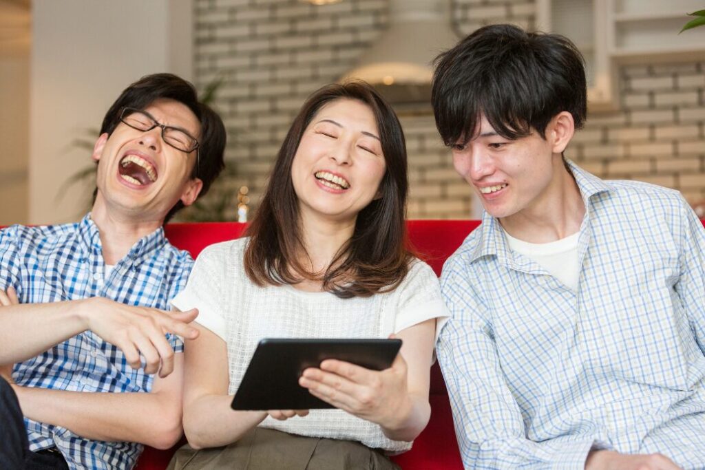 親睦会の案内文_笑う社員イメージ